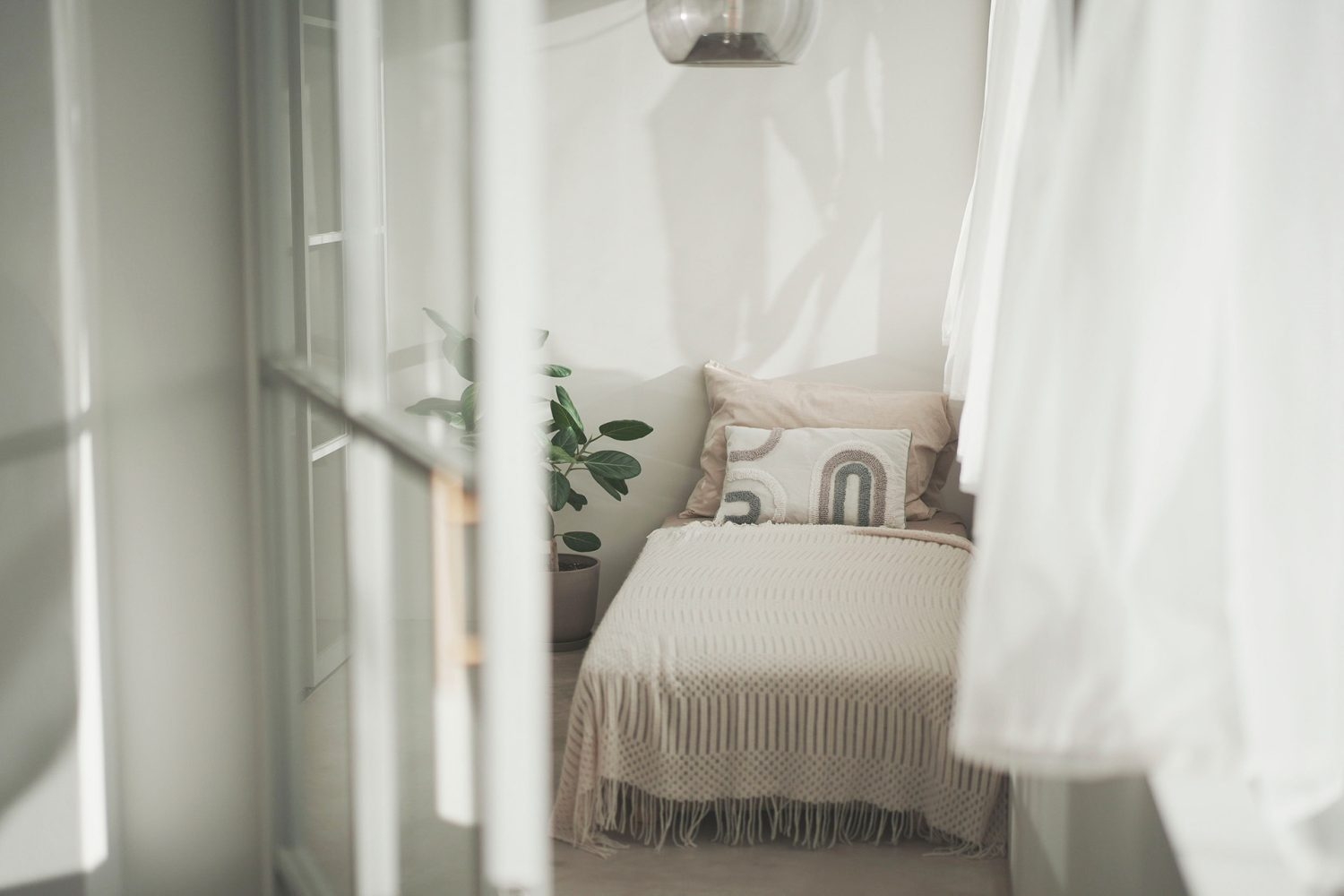 ガラス扉の向こうにベッドを置いて