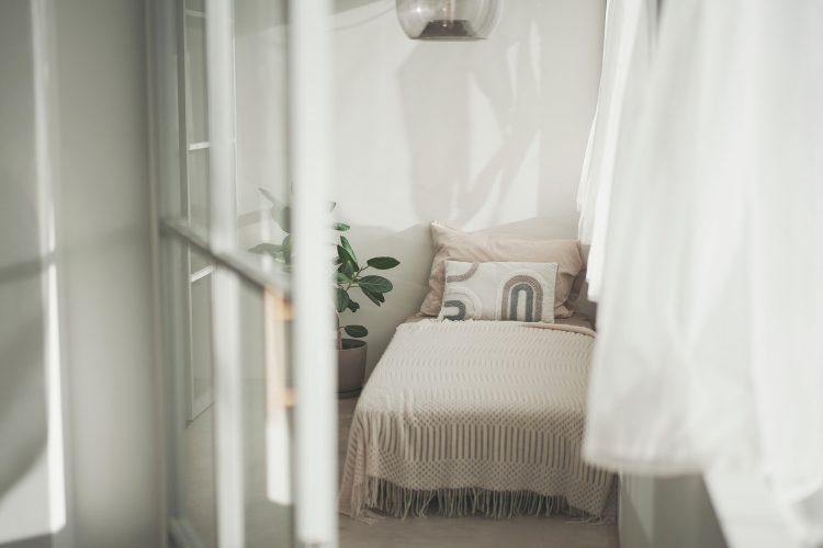 ガラス扉の向こうにベッドを置いて