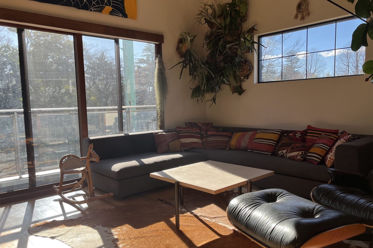 2F L字型のソファと緑抜けの窓