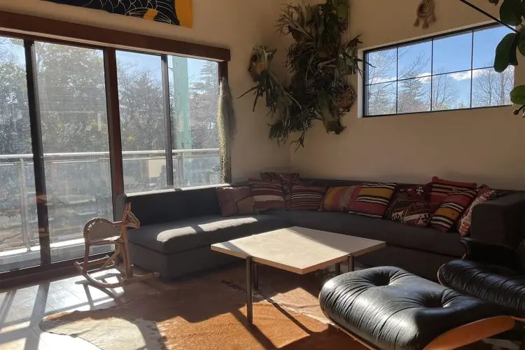 2F L字型のソファと緑抜けの窓