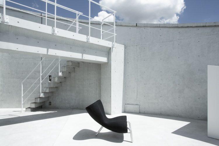 たっぷりの日差しが降り注ぐバルコニー