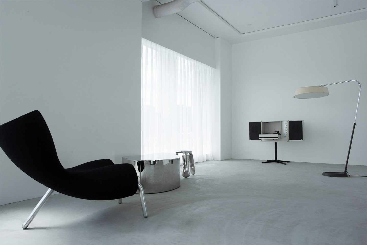 プロップが並ぶ室内