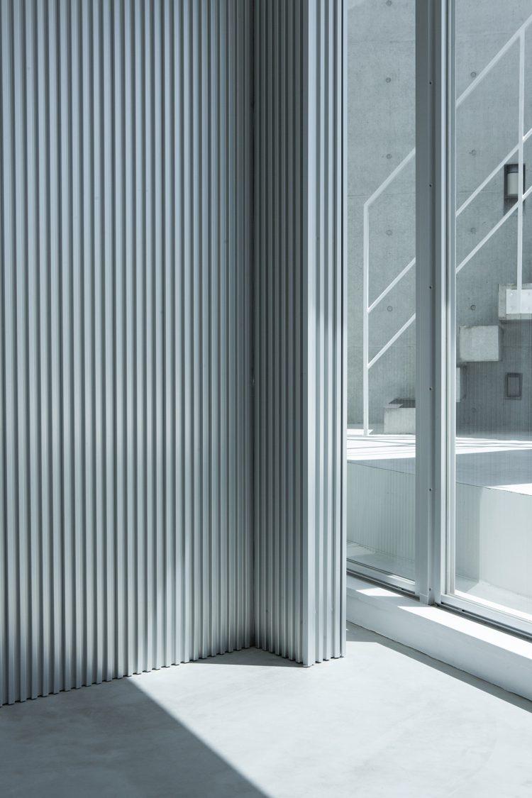 金属素材のニュアンス壁