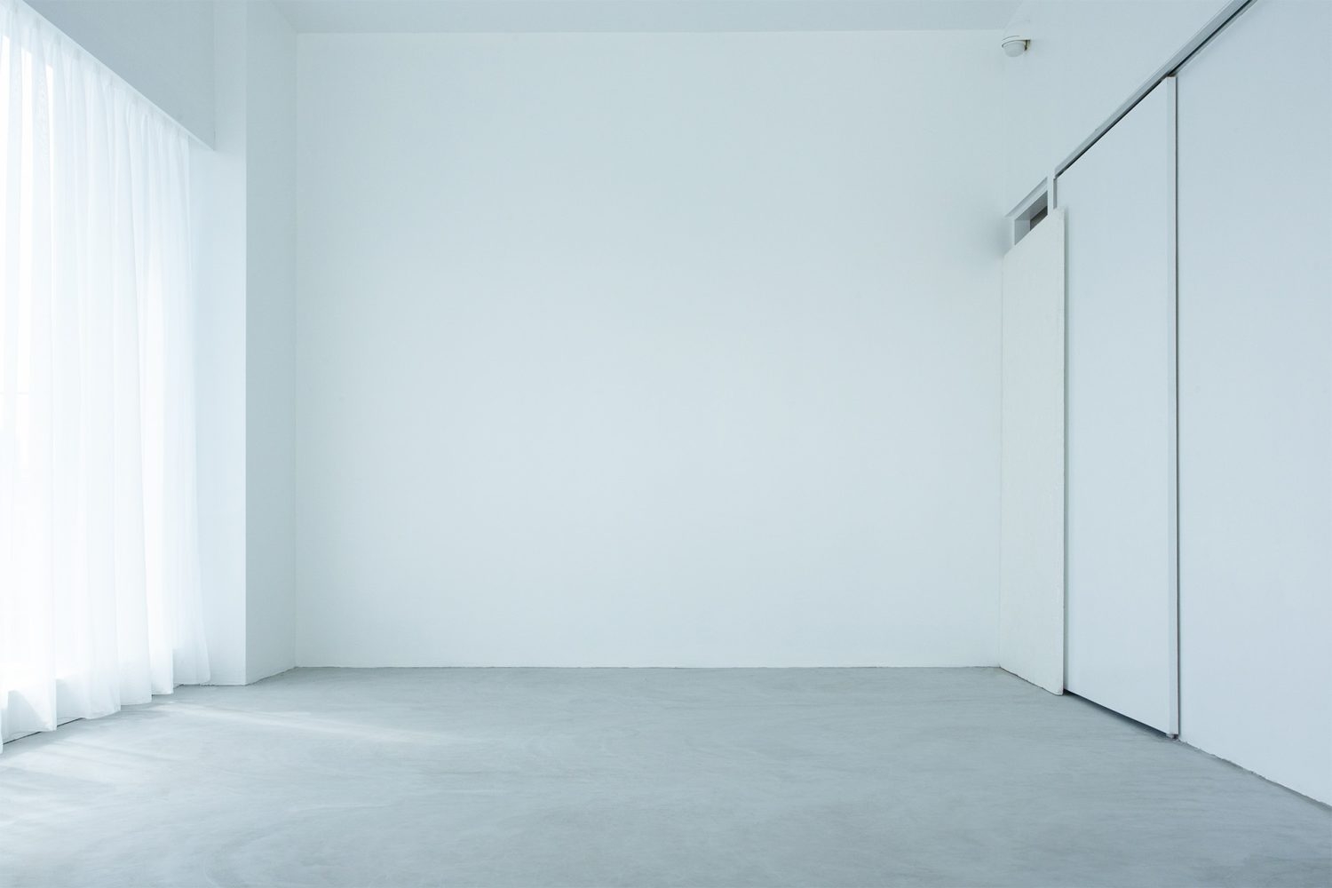 シンプルな白壁