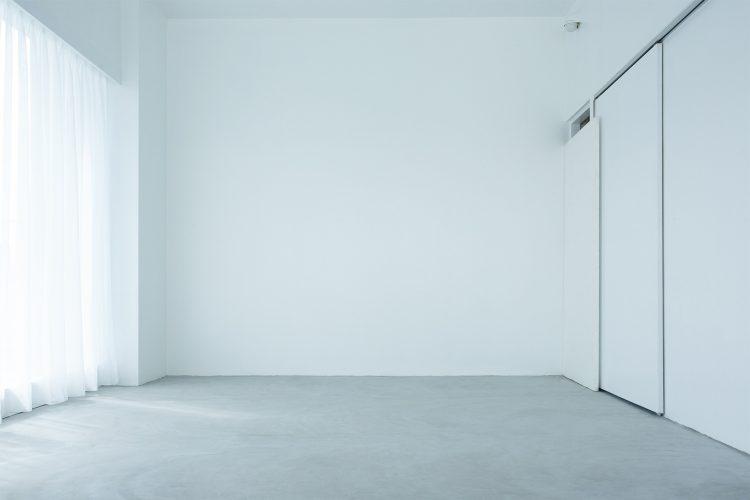 シンプルな白壁