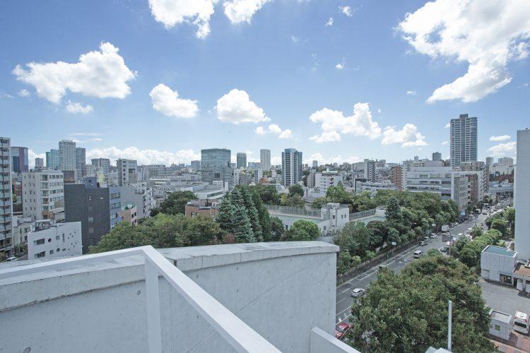 バルコニー 階段上からの街並み