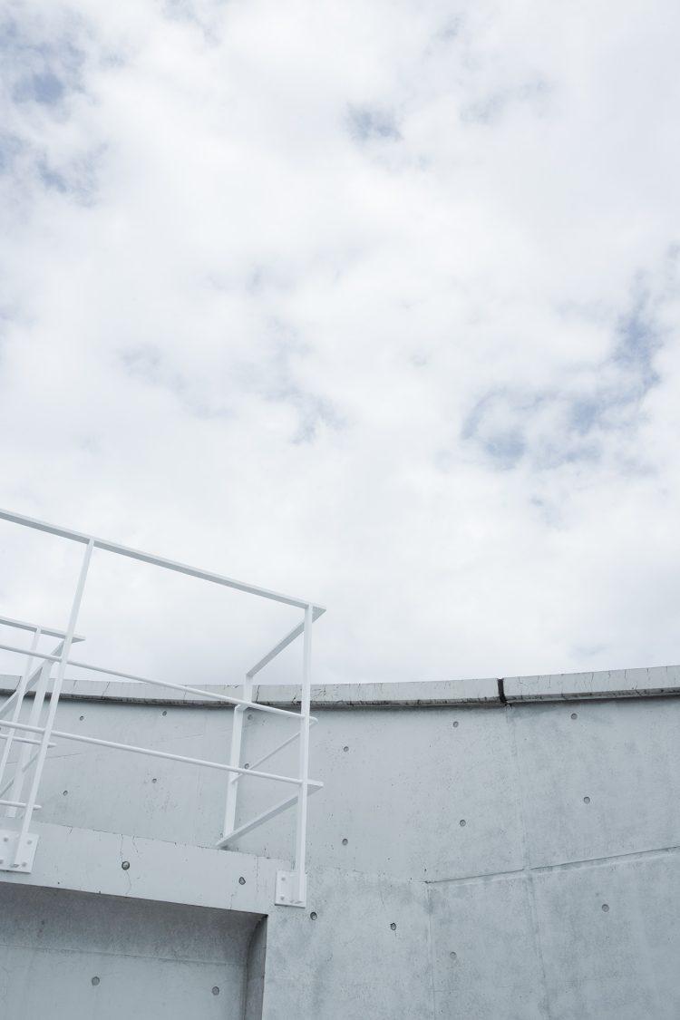 バルコニー 階段上を見上げる空抜けアングル