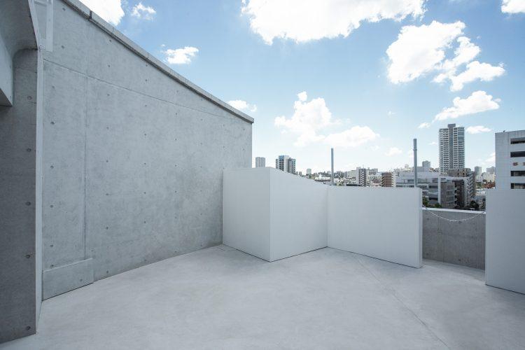 バルコニー 白壁方面