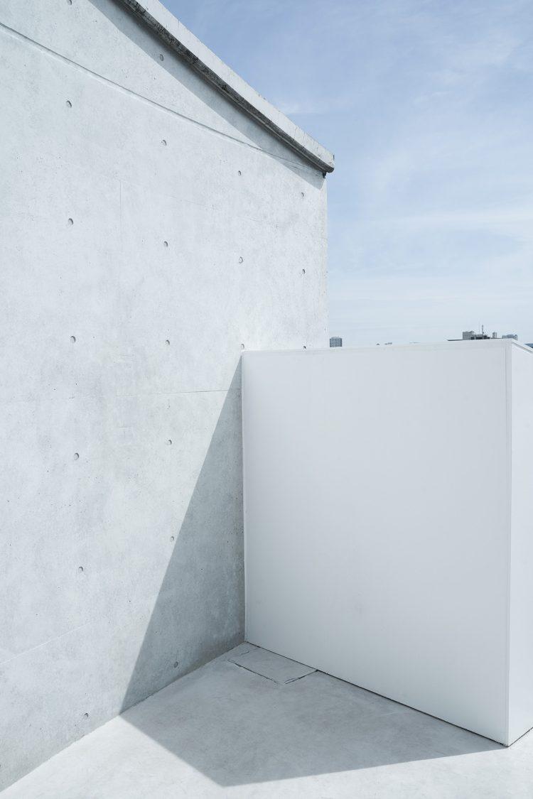 バルコニー 白壁