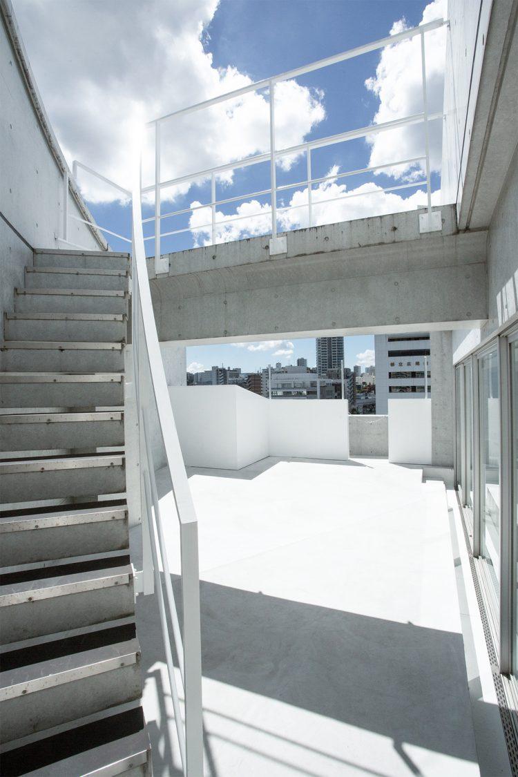 バルコニー 階段