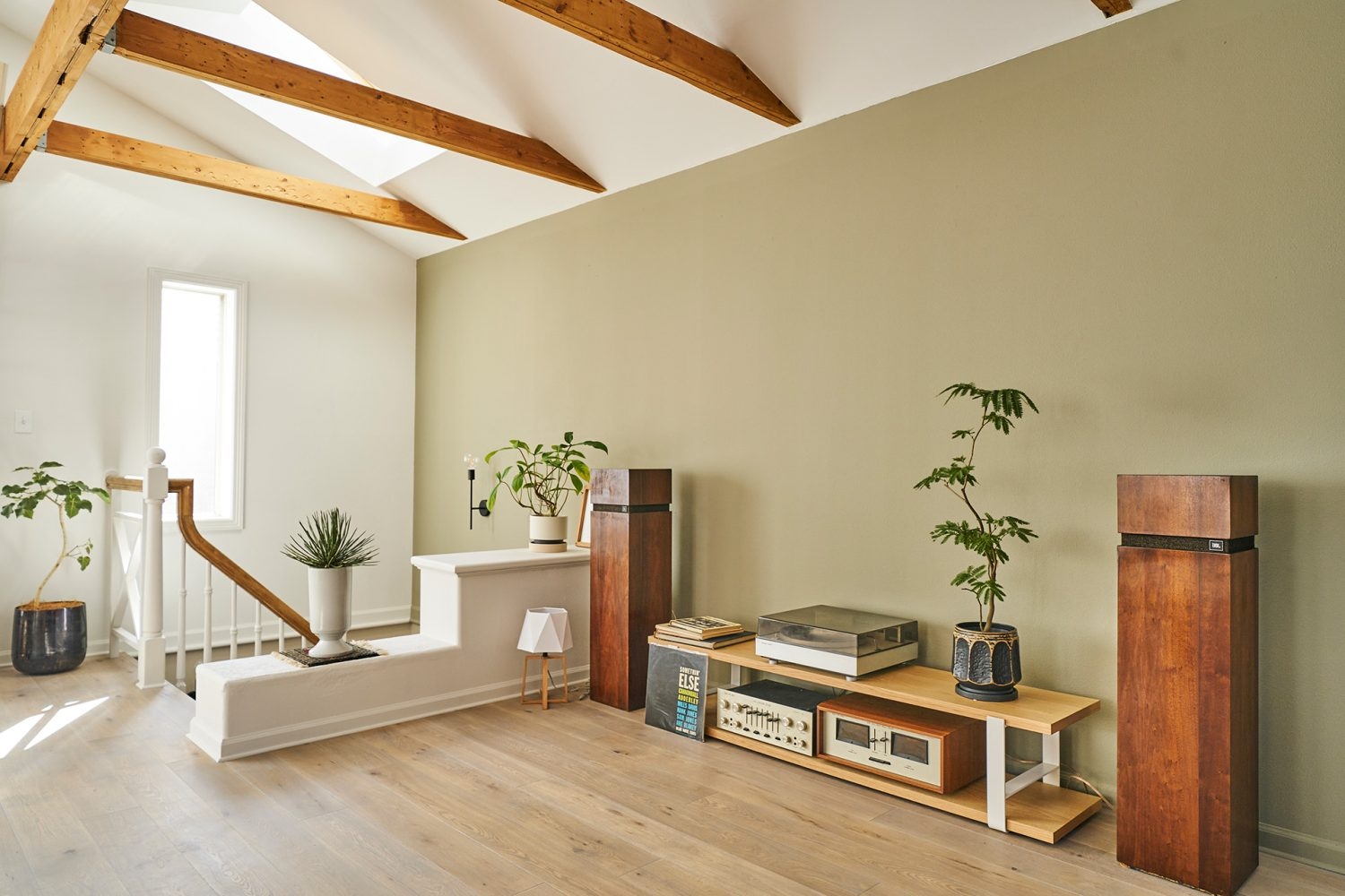 1st 2F / リビング 階段周りのカラー壁と音響システム