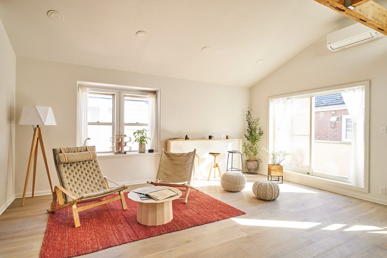 1st 2F / リビング 自然光差し込むナチュラルな空間