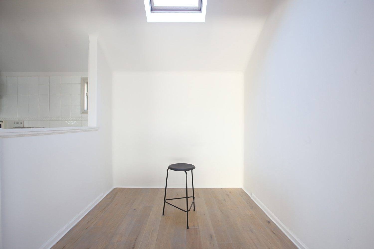 1st 2F / テーブルを移動して天窓の下で白壁撮影も