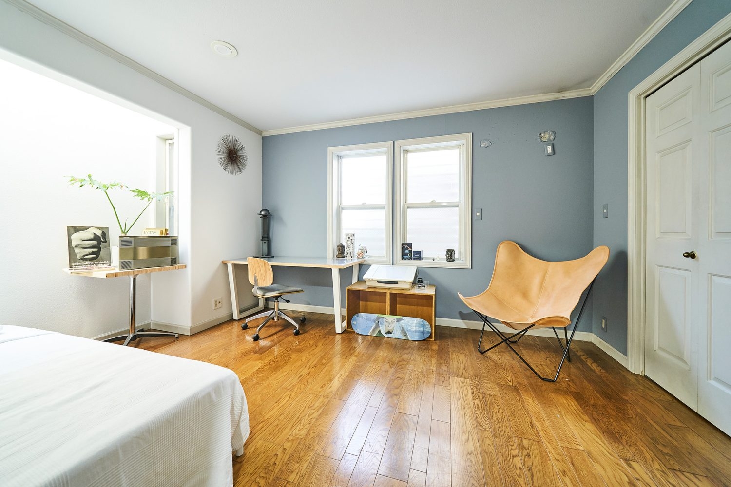 1st 1F / ブルーグレーの壁とフローリングの部屋