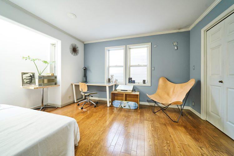 1st 1F / ブルーグレーの壁とフローリングの部屋