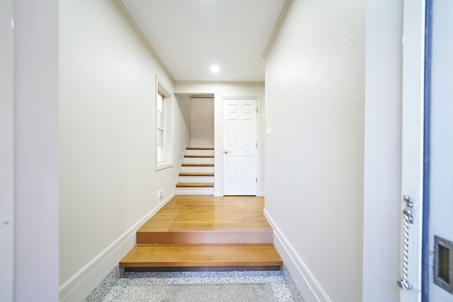 1st 1F / 玄関から2Fへ続く階段