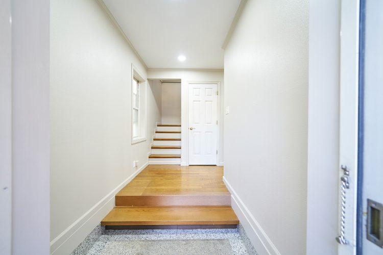 1st 1F / 玄関から2Fへ続く階段