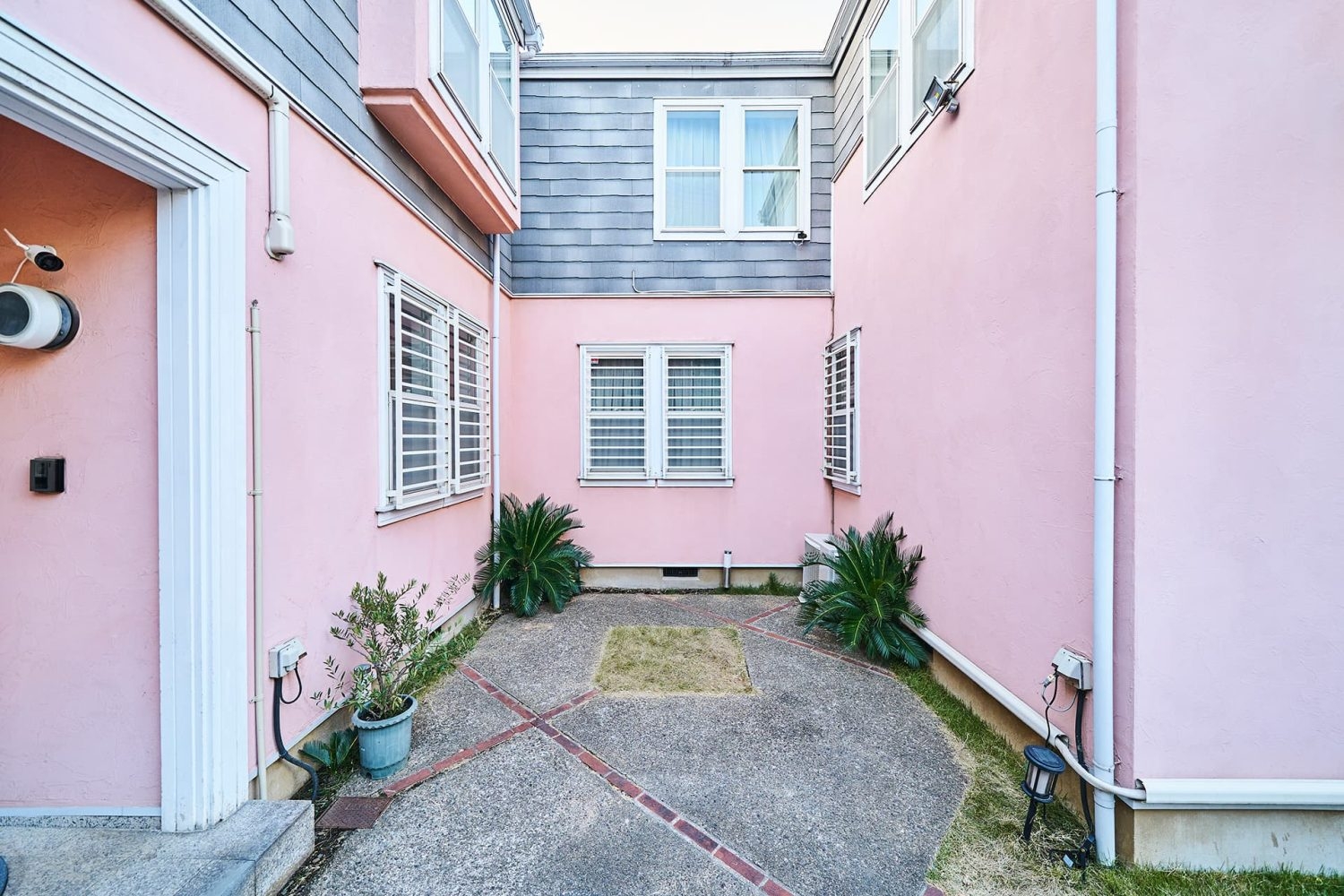 1st 屋外部分 / 駐車スペース