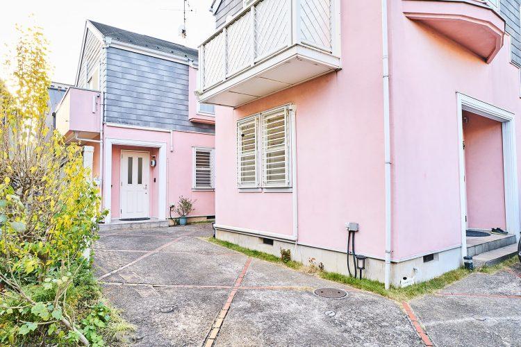 1st 外観 / ピンク色が目印 スタジオは奥側の建物