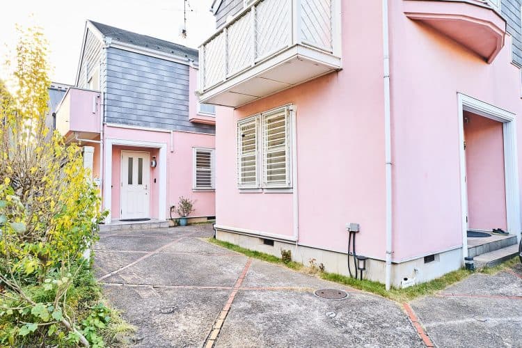 1st 外観 / ピンク色が目印 スタジオは奥側の建物