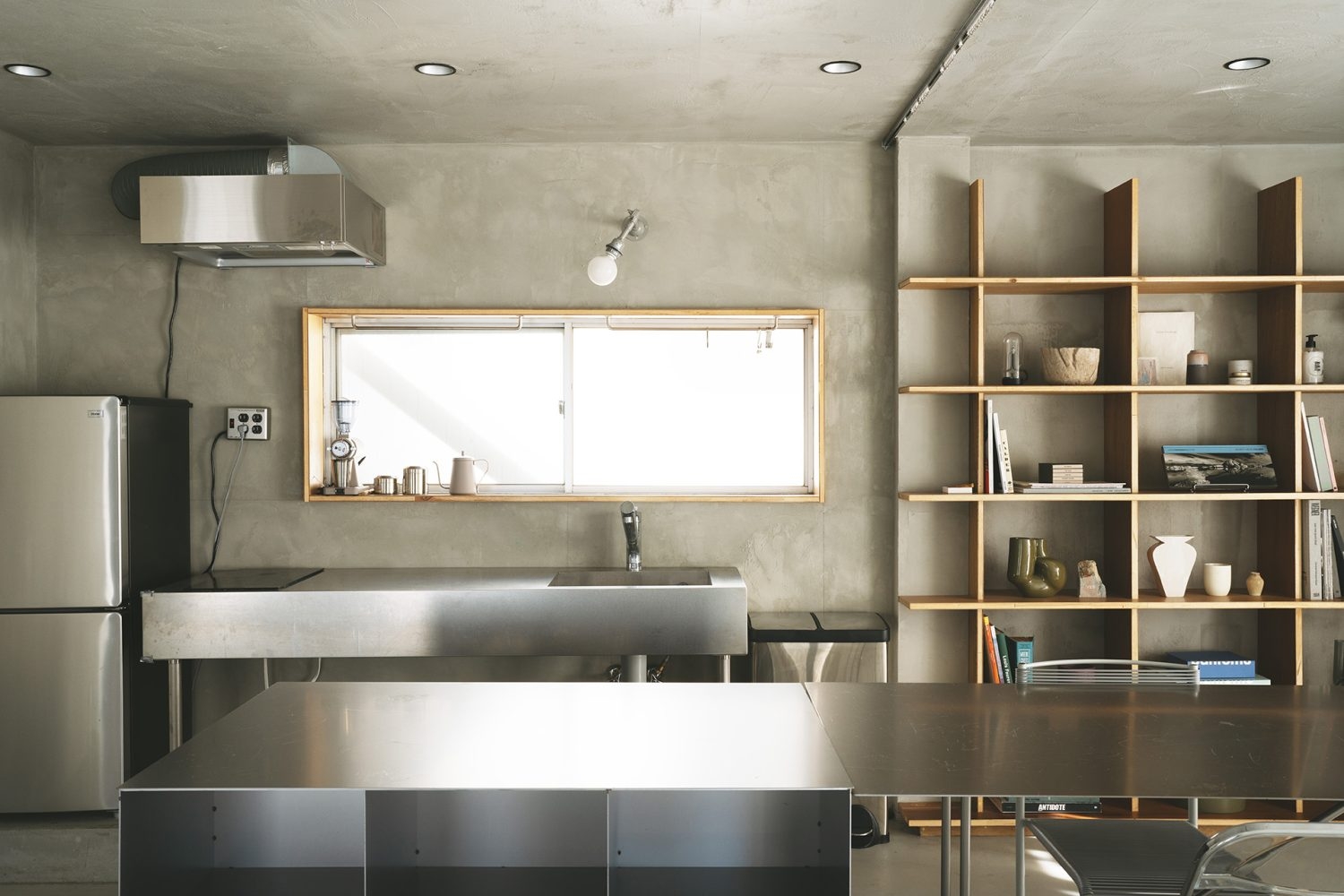 ソリッドなキッチンとテーブル