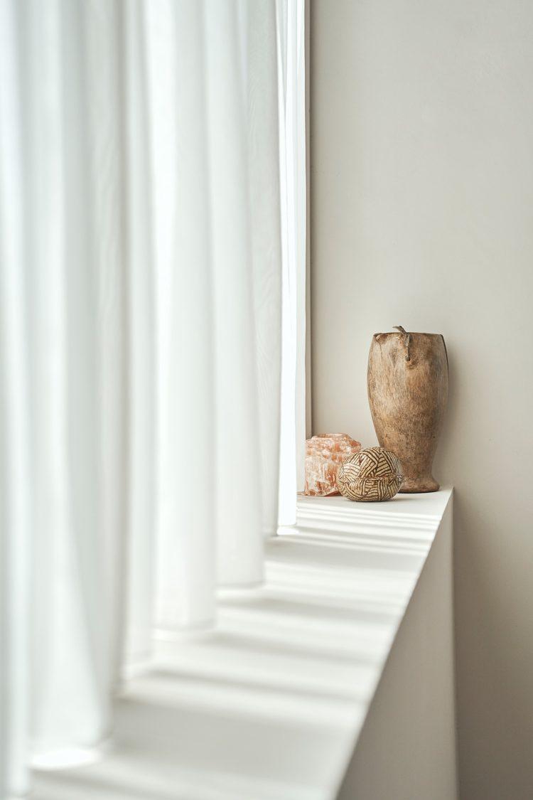 レース越しのやわらかい光