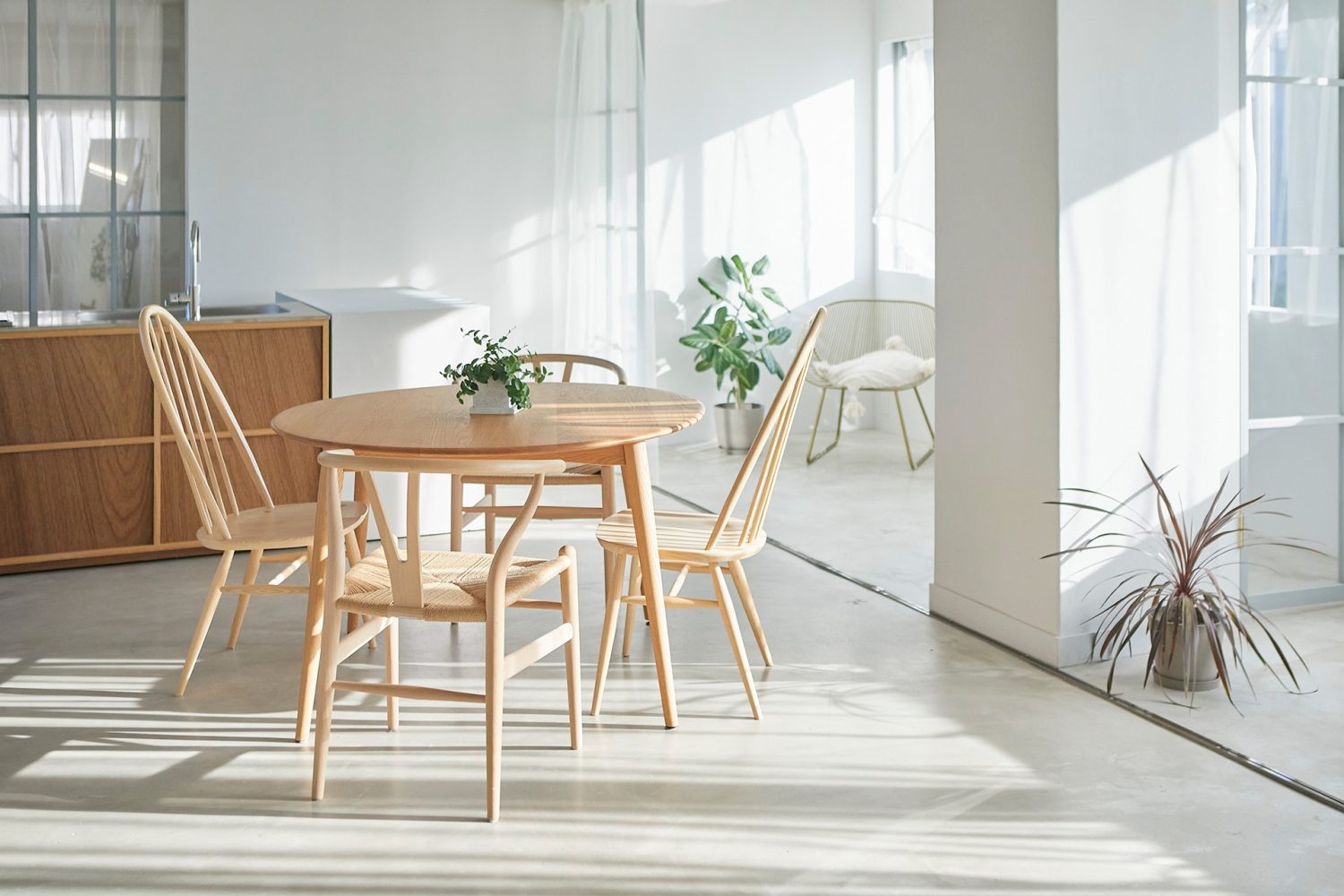 モルタル床と可動式キッチン