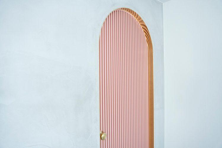 ストライプの扉