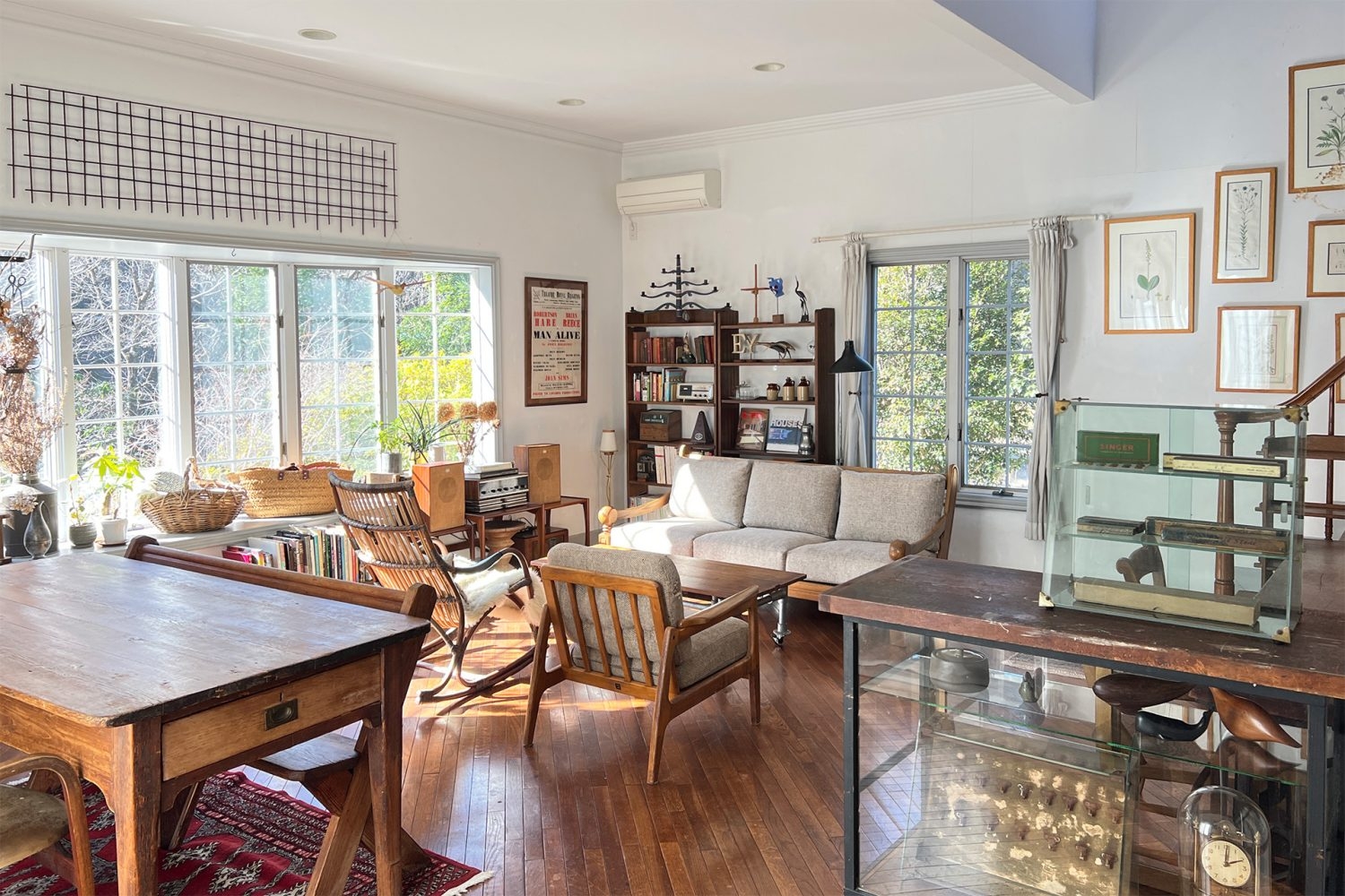 庭に面したリビングにヴィンテージ家具が並ぶ