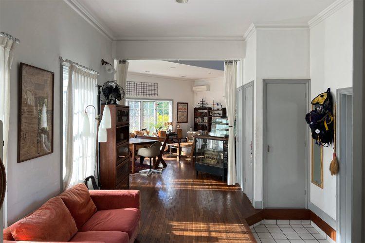 玄関前廊下からリビング側