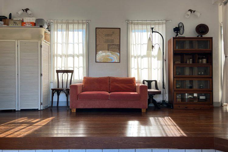 赤いソファが置かれた玄関前スペース