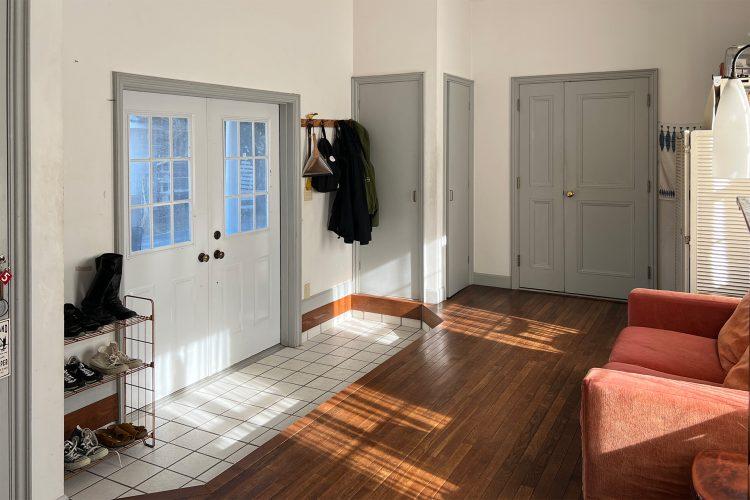 ゆったりとした作りの両開き玄関ドア