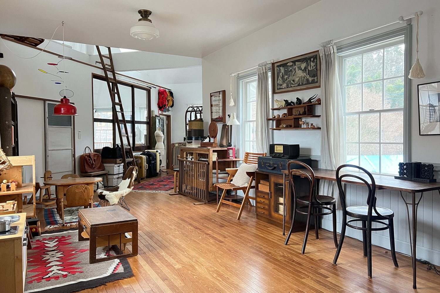 2F フリースペースにも家具や小物が多数