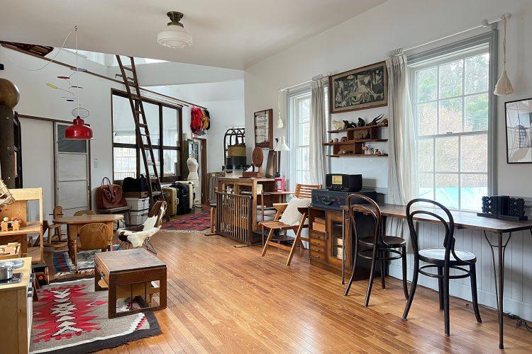 2F フリースペースにも家具や小物が多数