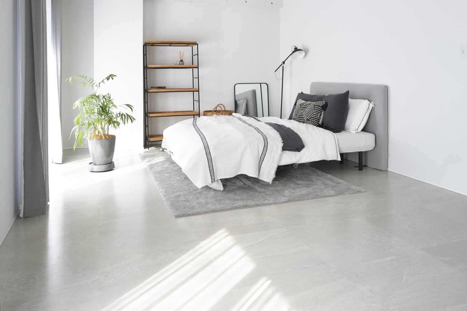 西日の入るベッドルーム