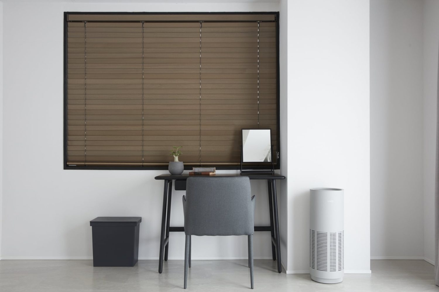 ベッドルームのデスク