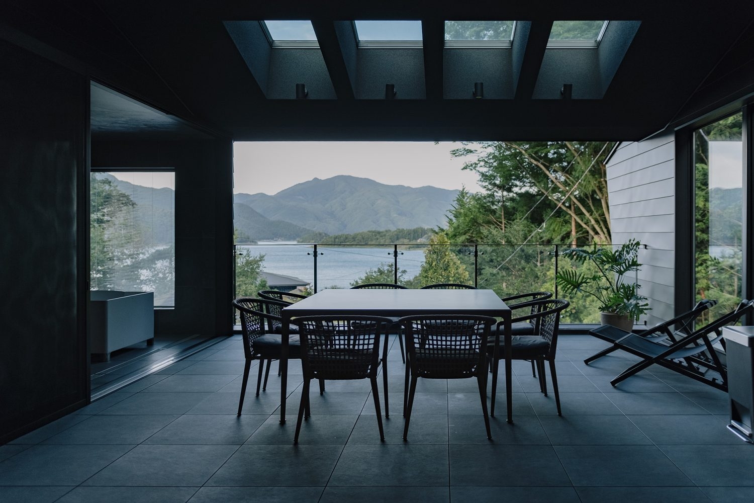 河口湖を望むラグジュアリーなテラス