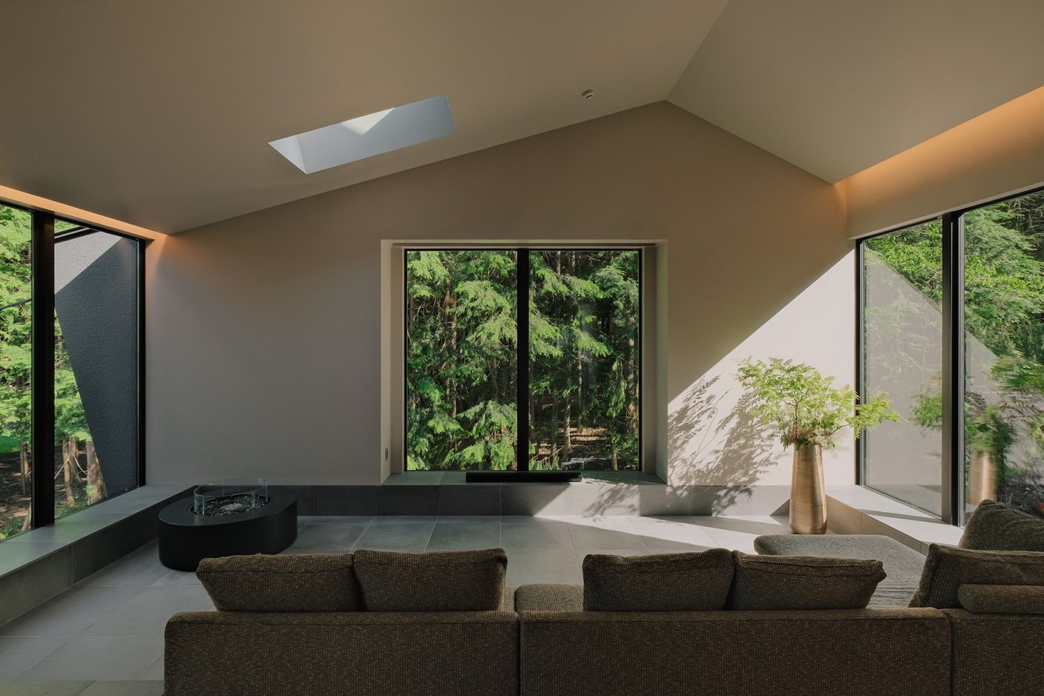 窓から緑を臨むリビング