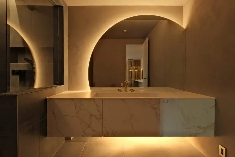 パウダールーム / 国内最大規格の丸い鏡