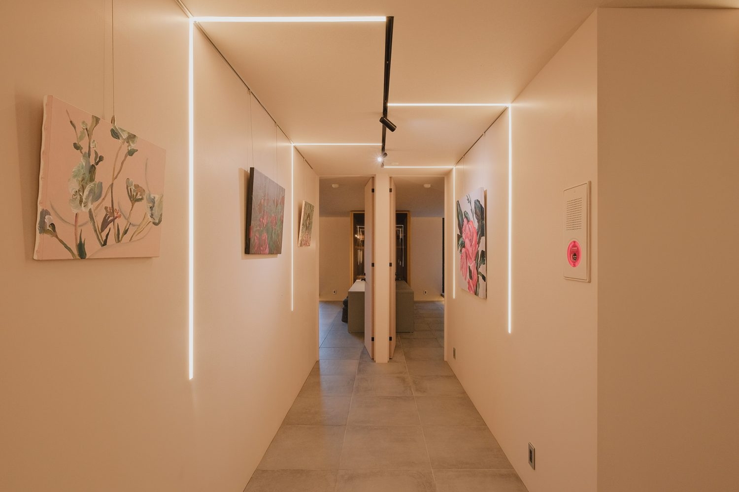 1Fは美術館のような雰囲気でも