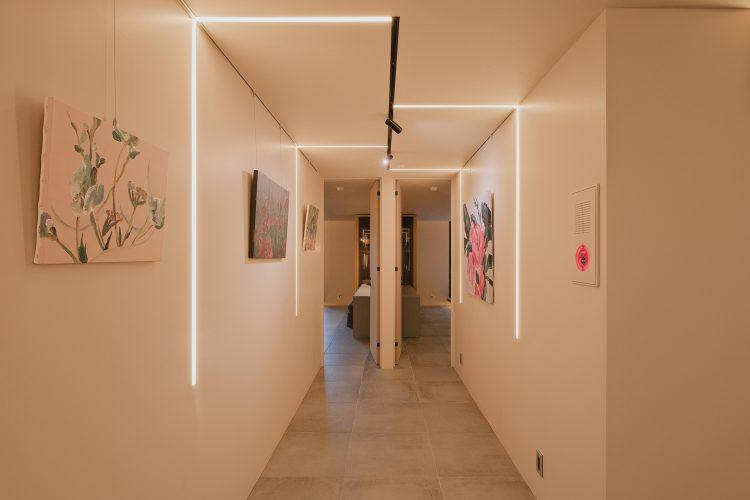 1Fは美術館のような雰囲気でも