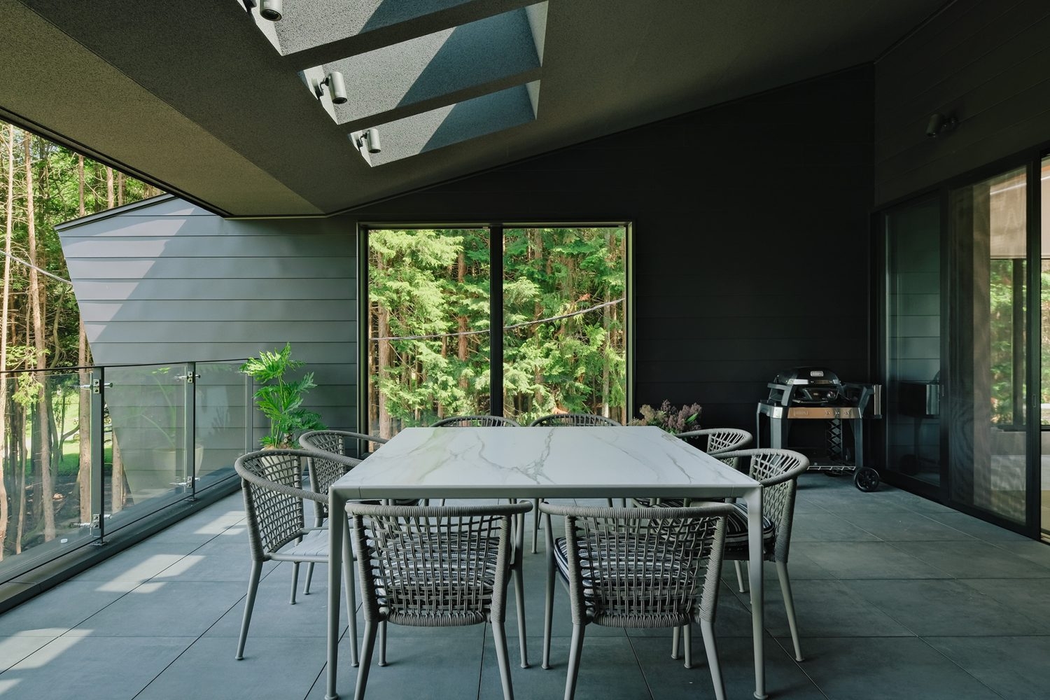 河口湖を望むテラス