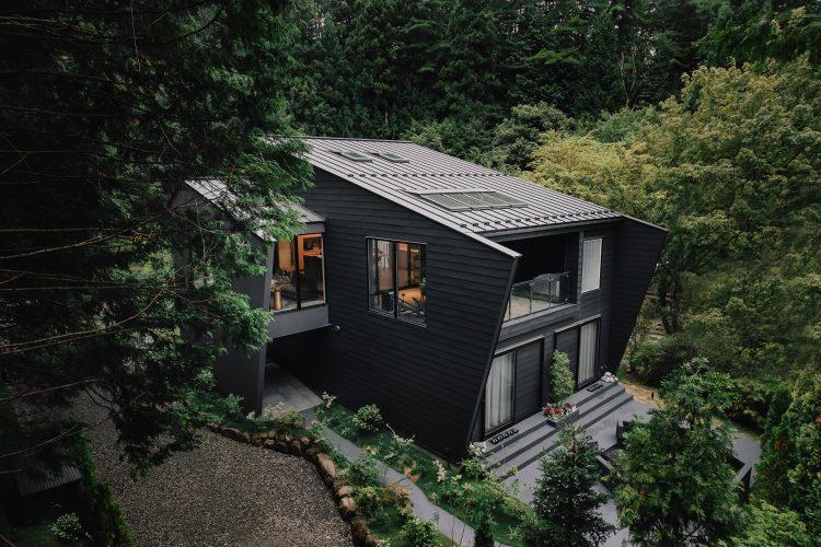 工場のようなガルバの外観