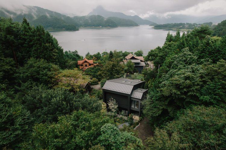 河口湖のふもとの自然の中に位置