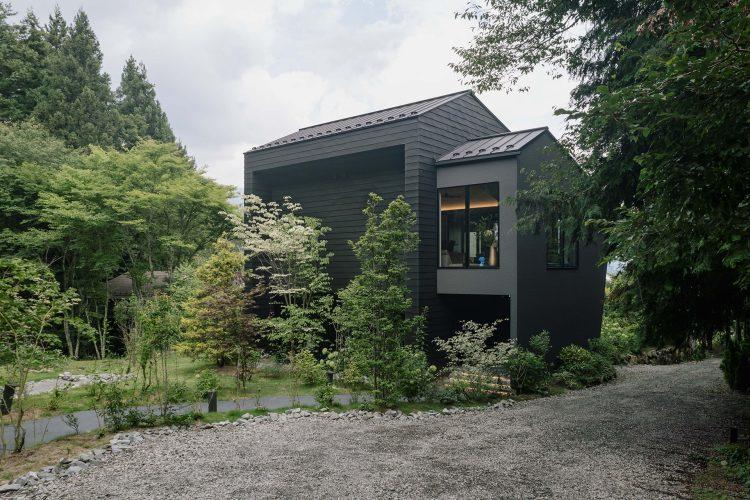 建物の後方から