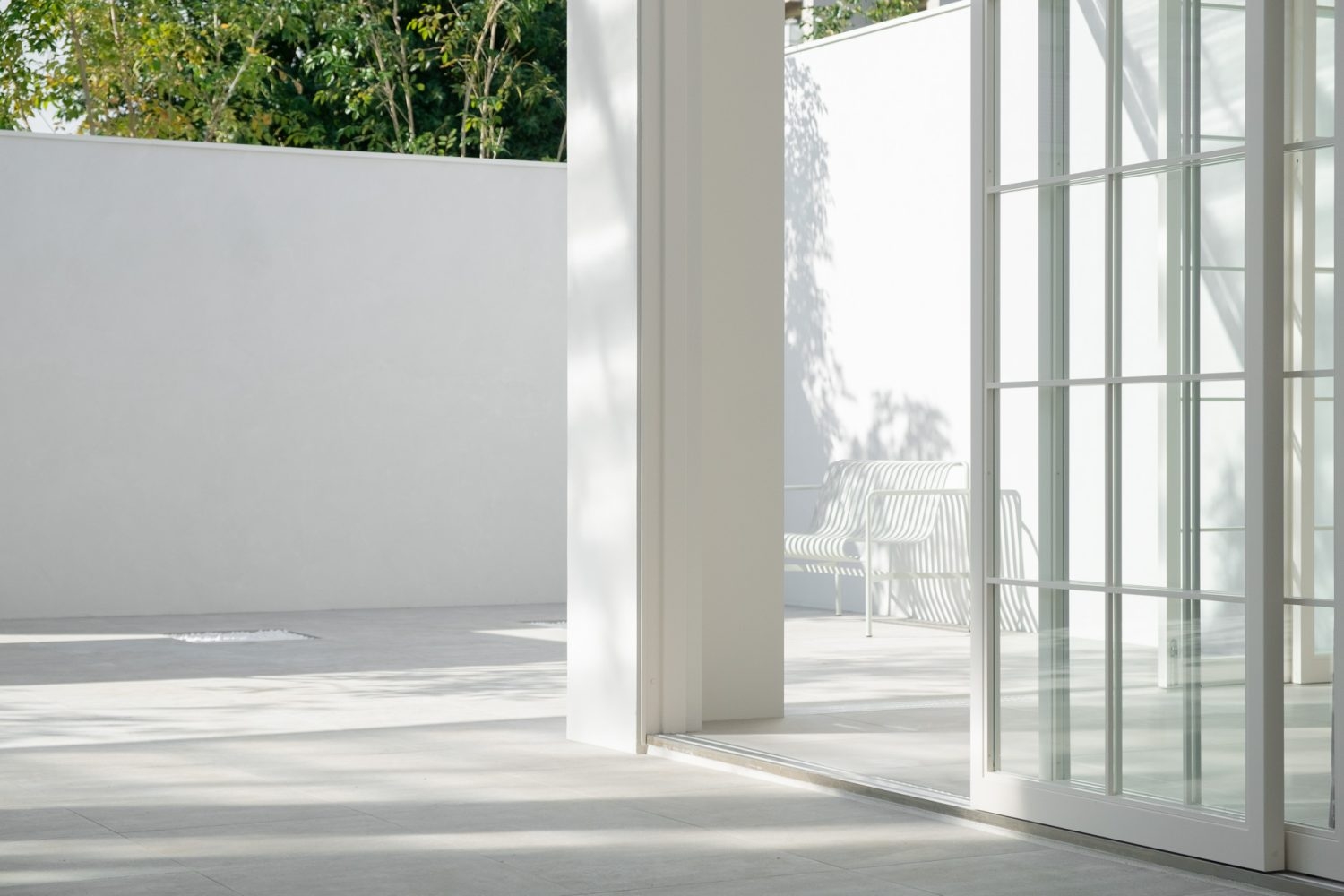 白で統一されたテラス