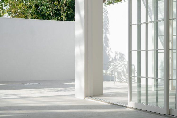 白で統一されたテラス