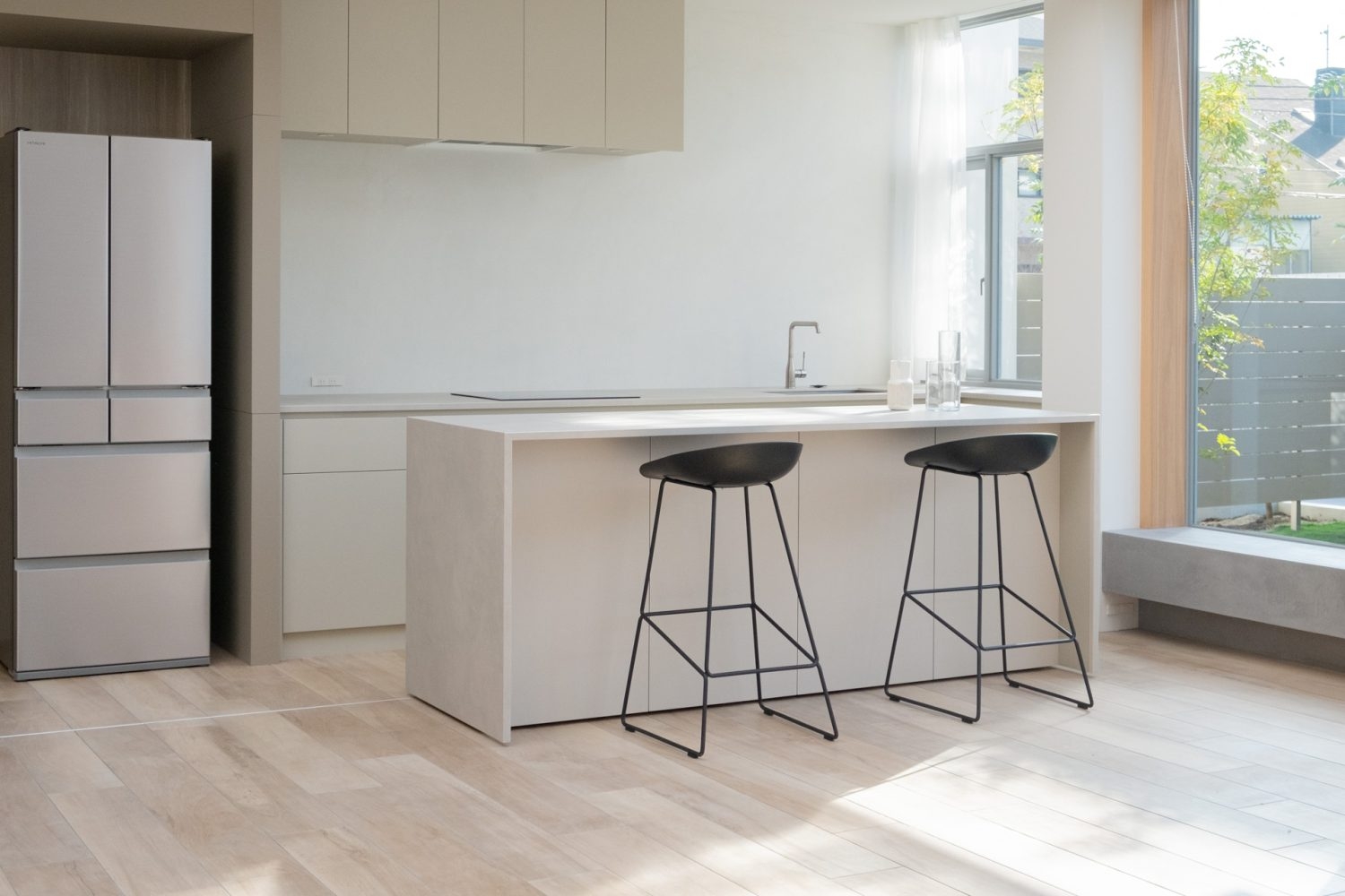 ゆとりあるシンプルなキッチン