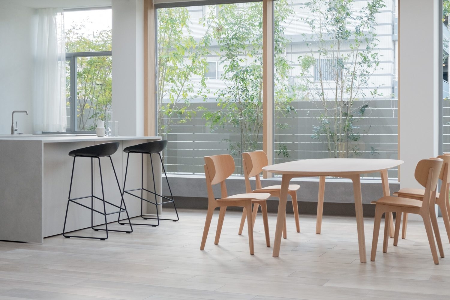 自然光差し込む明るいダイニングキッチン