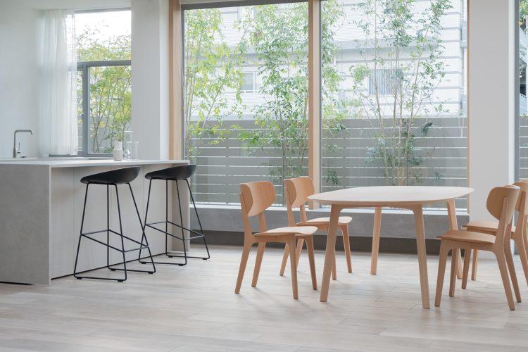 自然光差し込む明るいダイニングキッチン